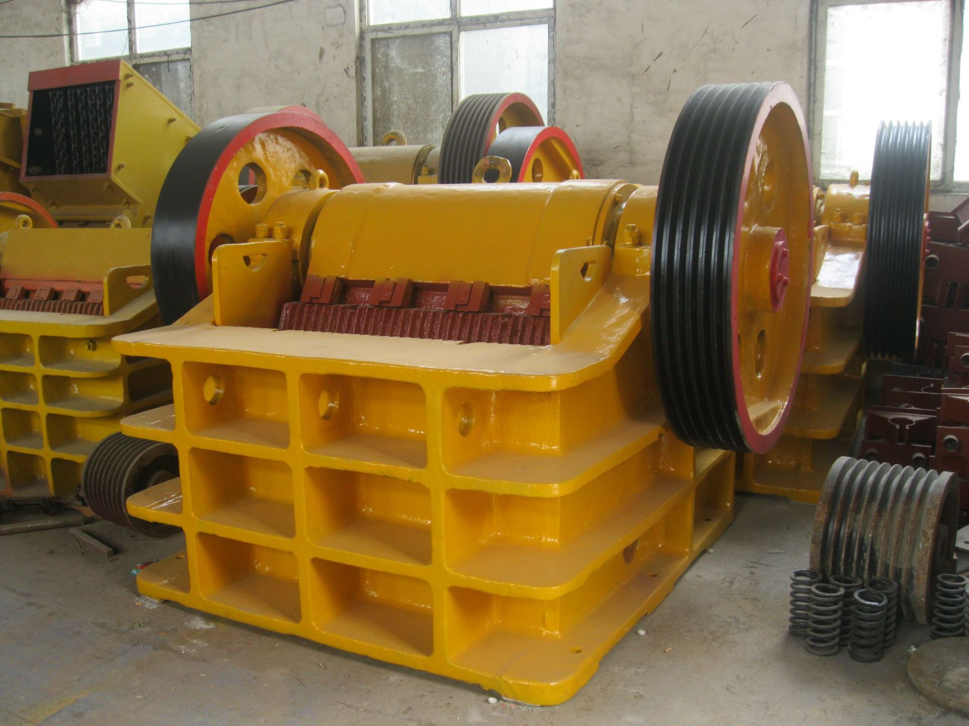 大型顎式破碎機振動時效處理工藝研究